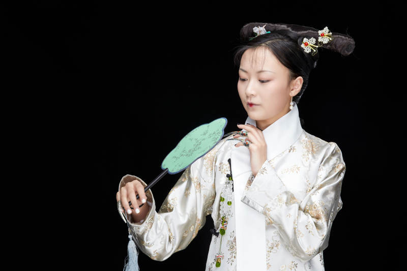 黑色背景下的清代女性古装造型清朝古装图片
