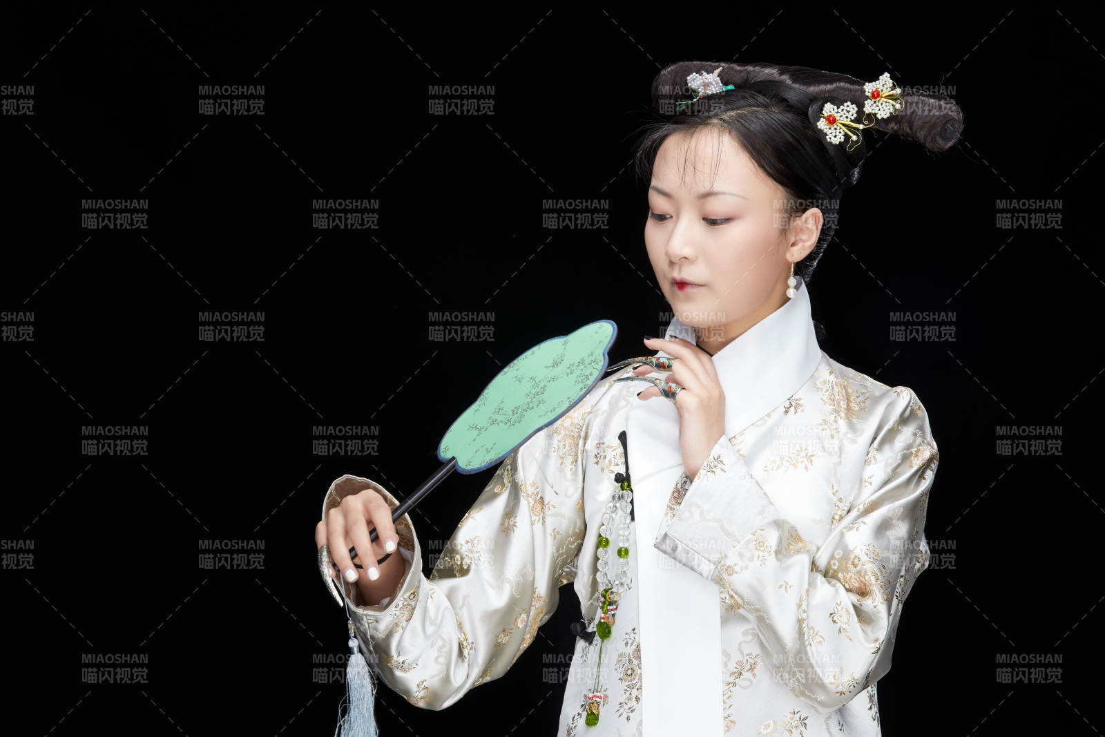 黑色背景下的清代女性古装造型清朝古装图片