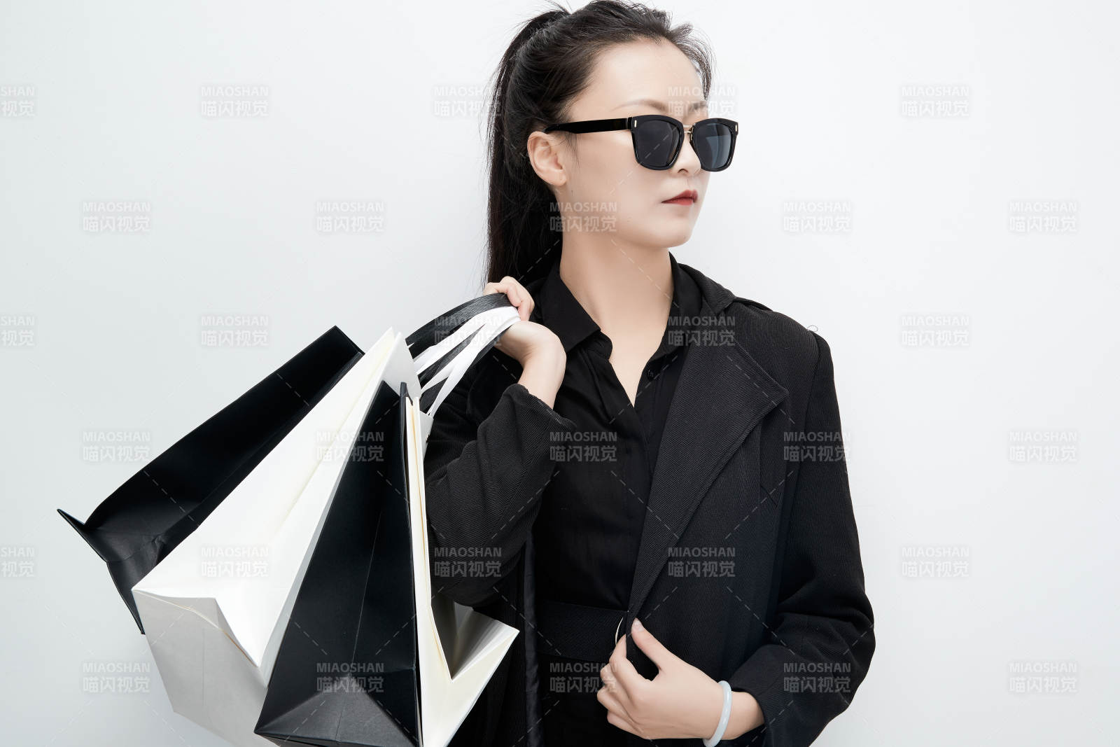 白色背景下手提购物袋时尚美丽的亚洲少女图片