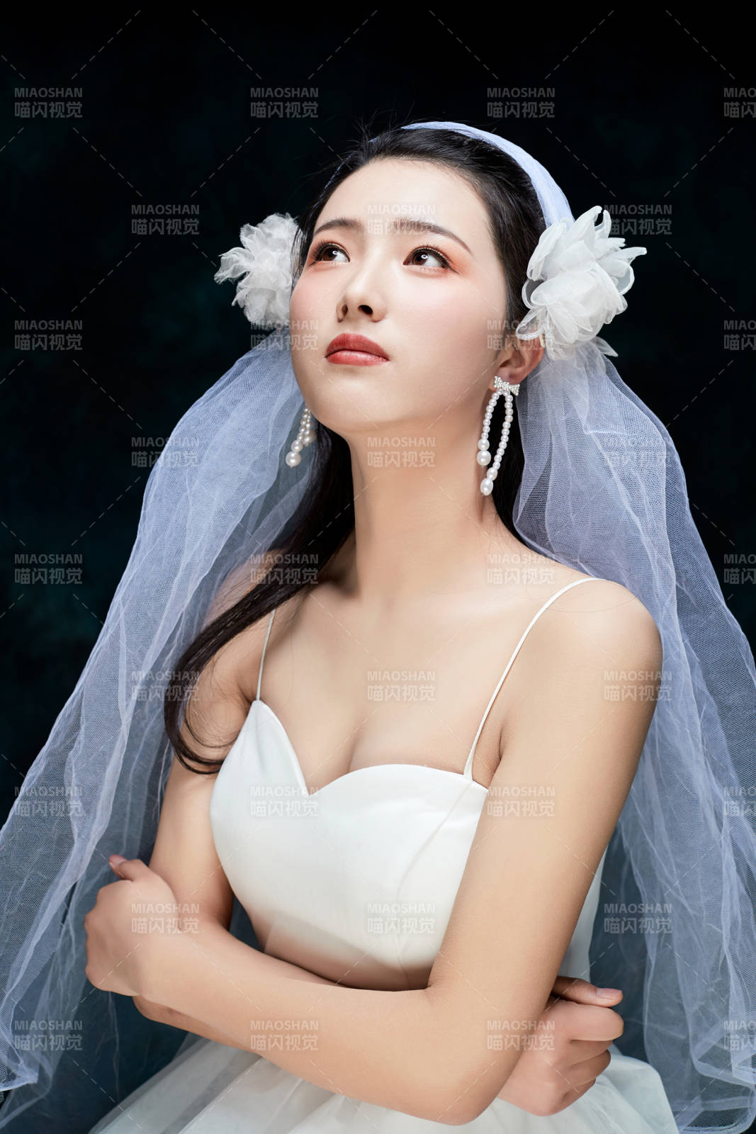 黑色背景下的女性复古婚纱妆面图片