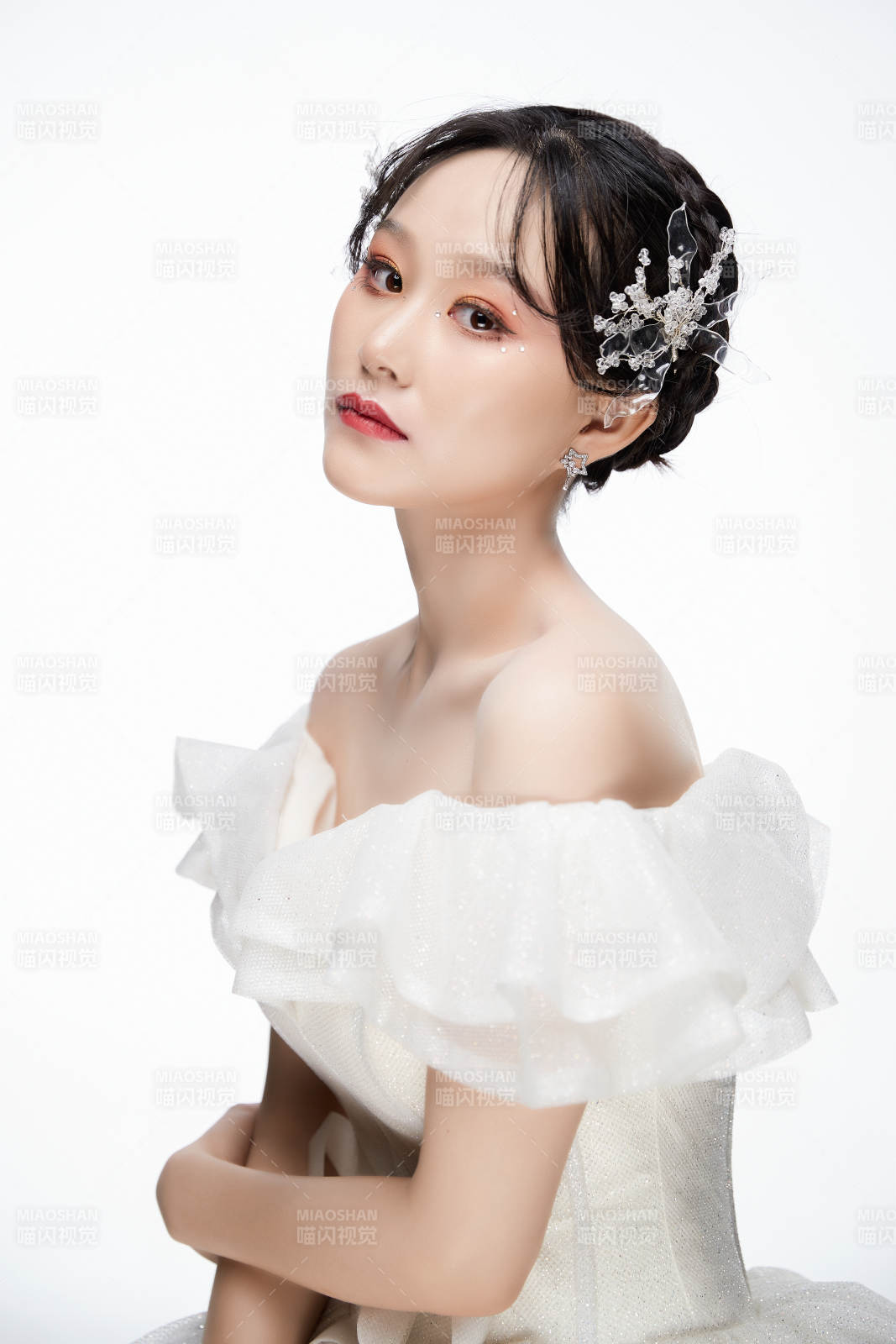 女性婚纱妆面图片