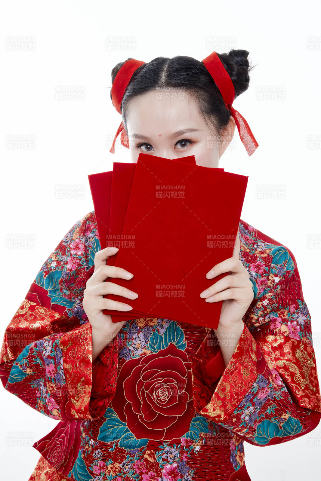 身穿中国传统服饰的青年女性图片