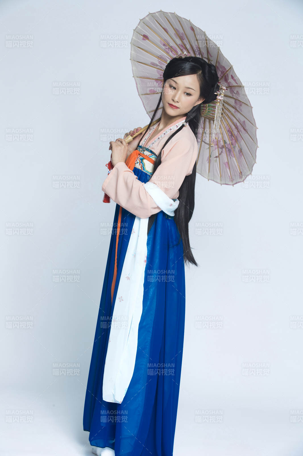 身穿古装的汉服女性人像汉服影棚拍摄图片