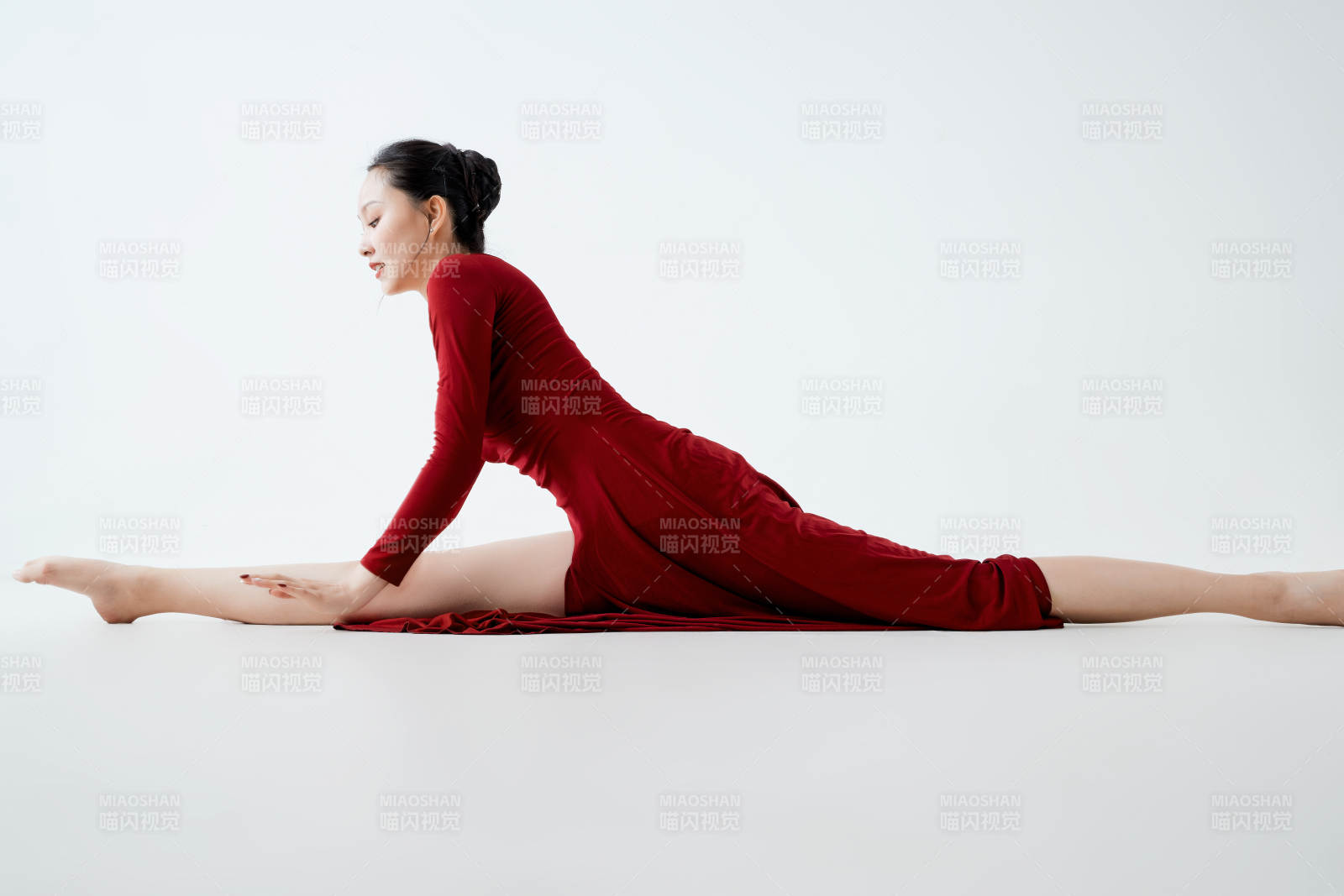 穿着红色长裙翩翩起舞的少女图片