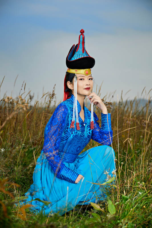 草原上身穿豪华蒙古族服饰的蒙族少女图片