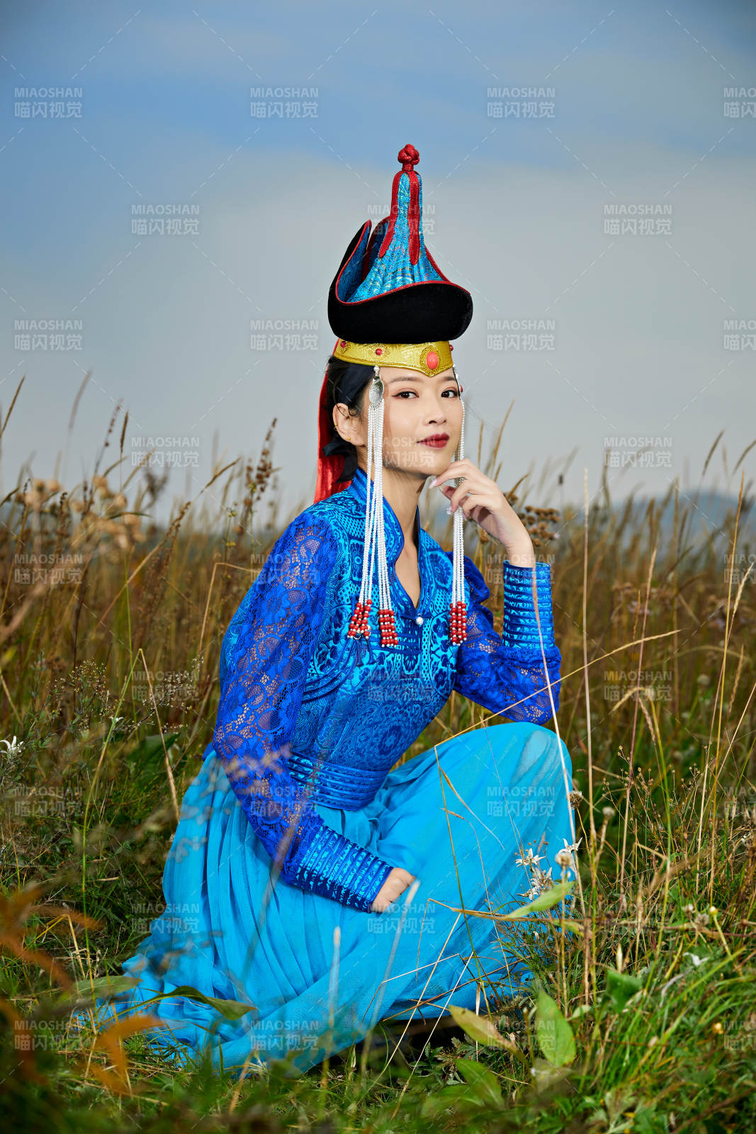 草原上身穿豪华蒙古族服饰的蒙族少女图片