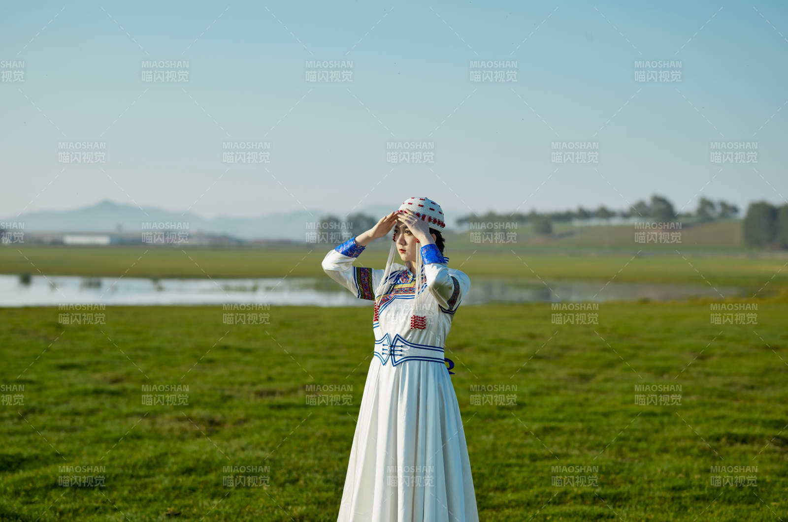 草原上穿着蒙古族传统服饰的亚洲年轻美少女图片