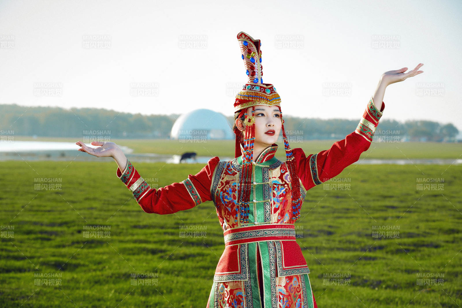 草原上穿着蒙古族传统服饰的亚洲年轻美少女图片