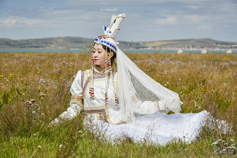 草原上身穿豪华蒙古族服饰的蒙族少女图片