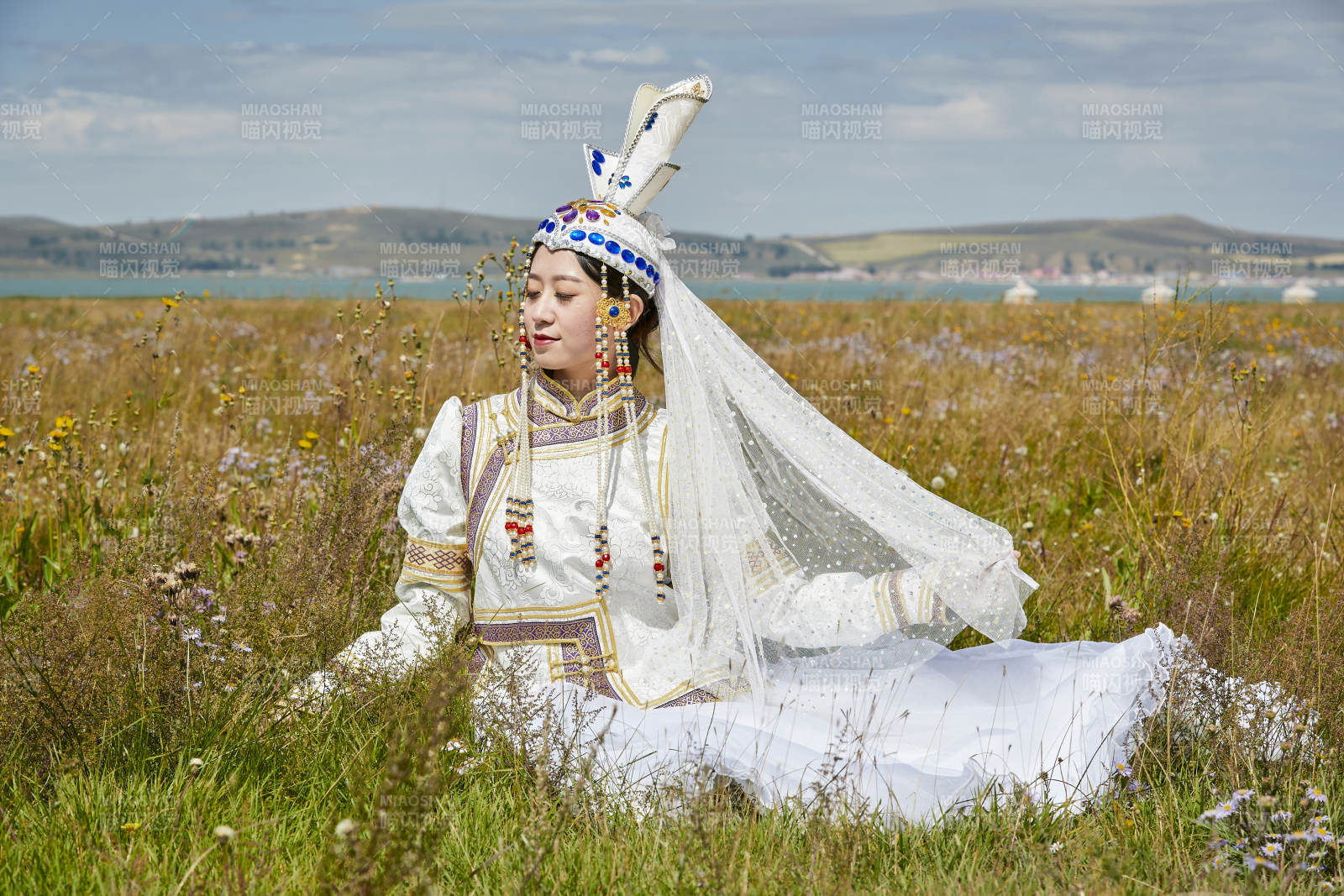 草原上身穿豪华蒙古族服饰的蒙族少女图片