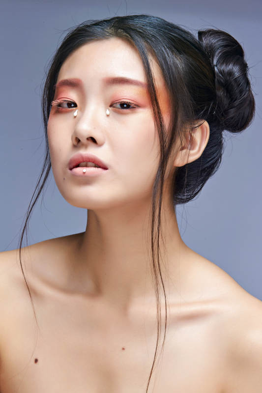 时尚彩妆女性妆面半身像图片