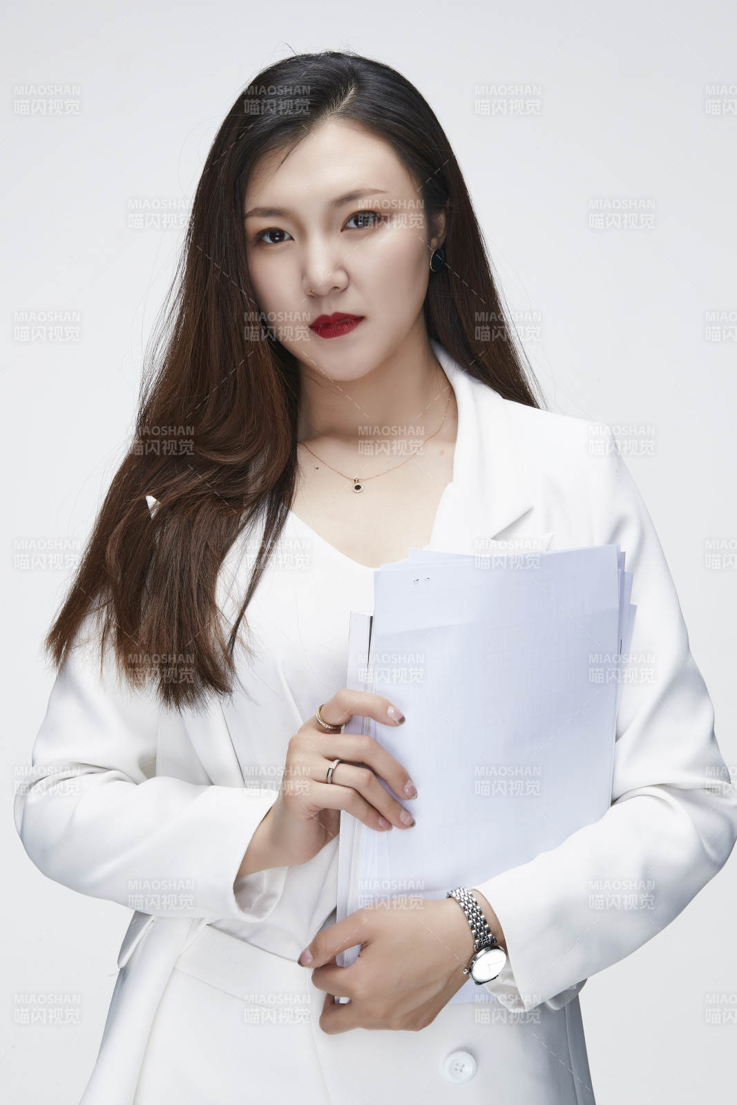 影棚拍摄白色背景亚洲年轻女性商务人像图片