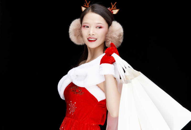 身穿圣诞服饰手提购物袋性感可爱的圣诞女郎图片