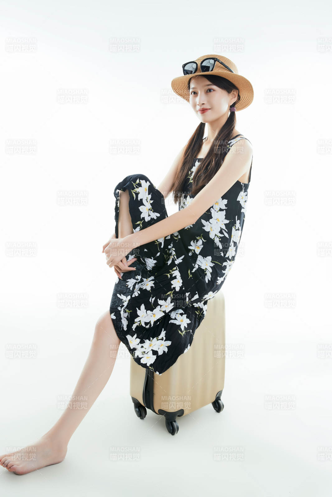 白色背景下准备出发旅行的美丽东方女大学生图片