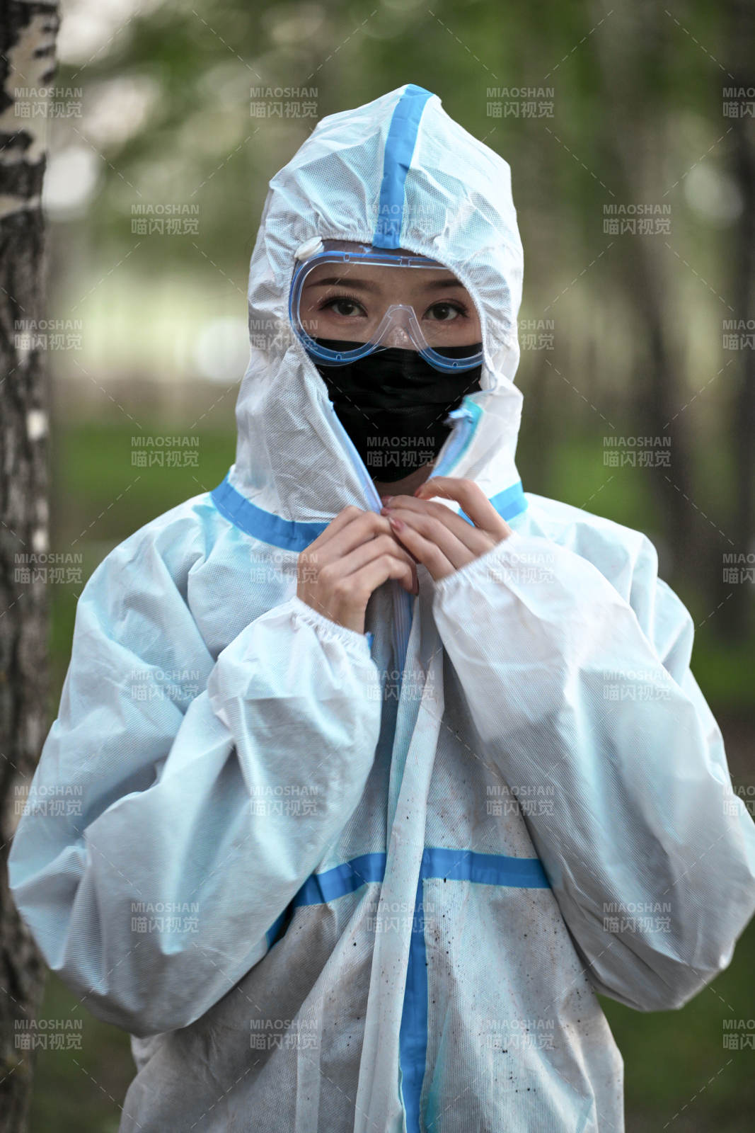 穿白色防护服佩戴护目镜口罩的女性防护人员图片