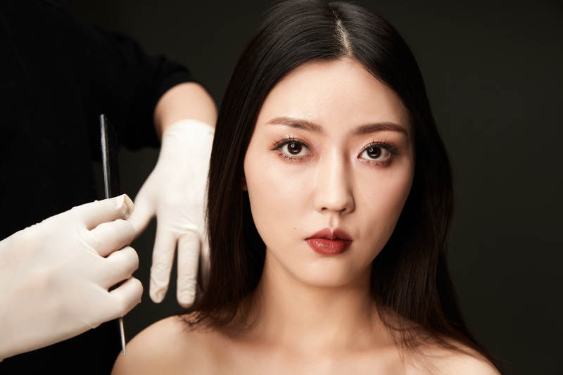 进行美妆化妆的化妆师与模特图片