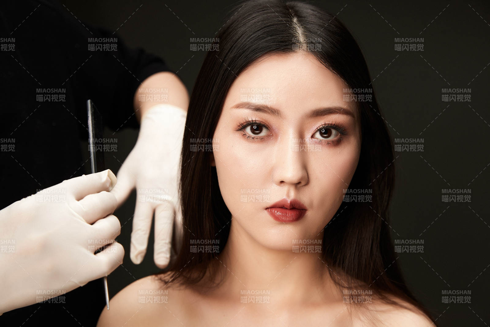 进行美妆化妆的化妆师与模特图片