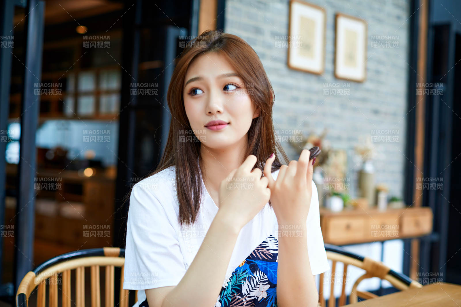 坐在咖啡图书馆吃东西的可爱少女图片