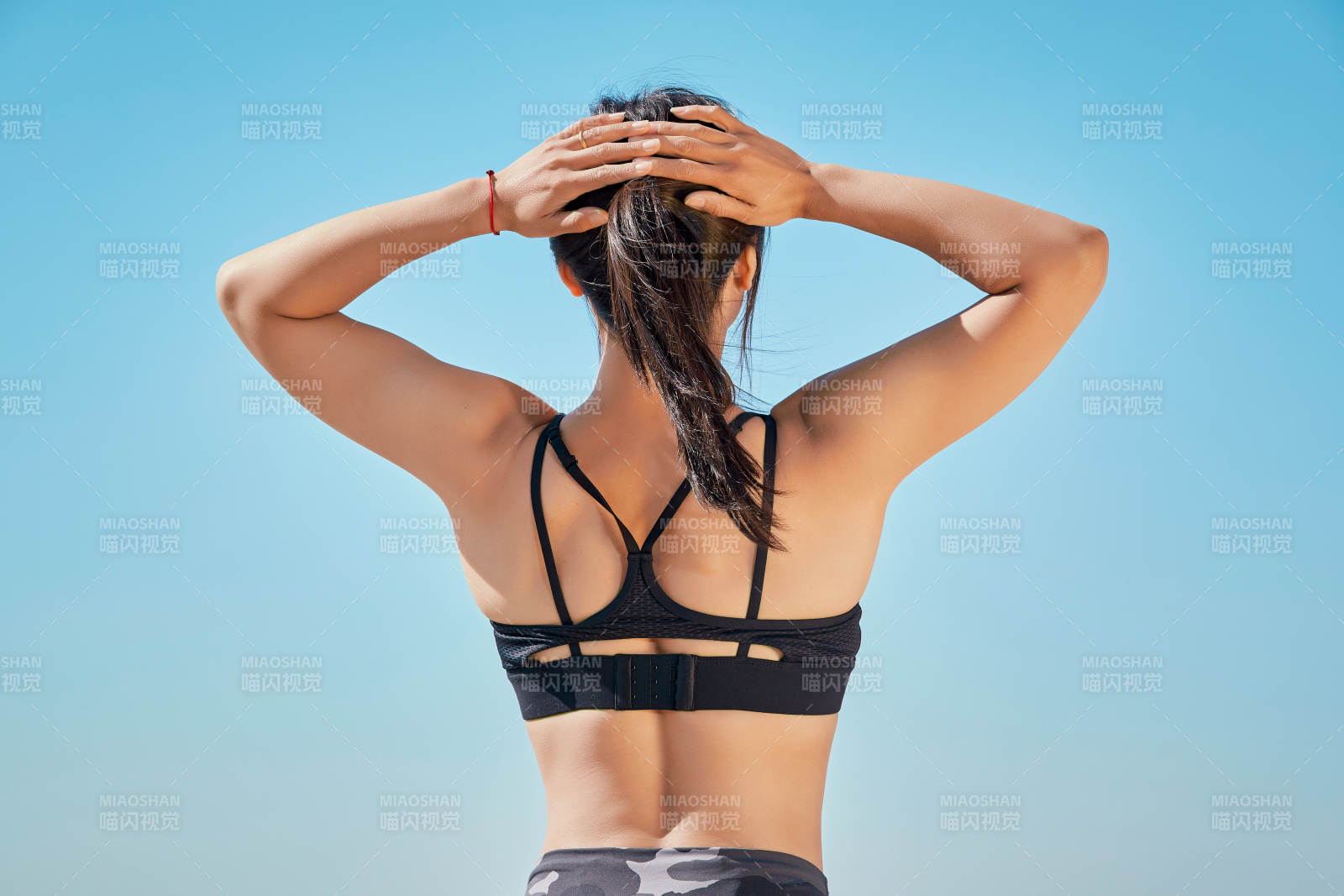 户外河畔公园做拉伸有氧运动的亚洲女性图片