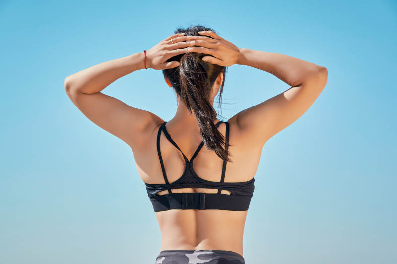 户外河畔公园做拉伸有氧运动的亚洲女性图片