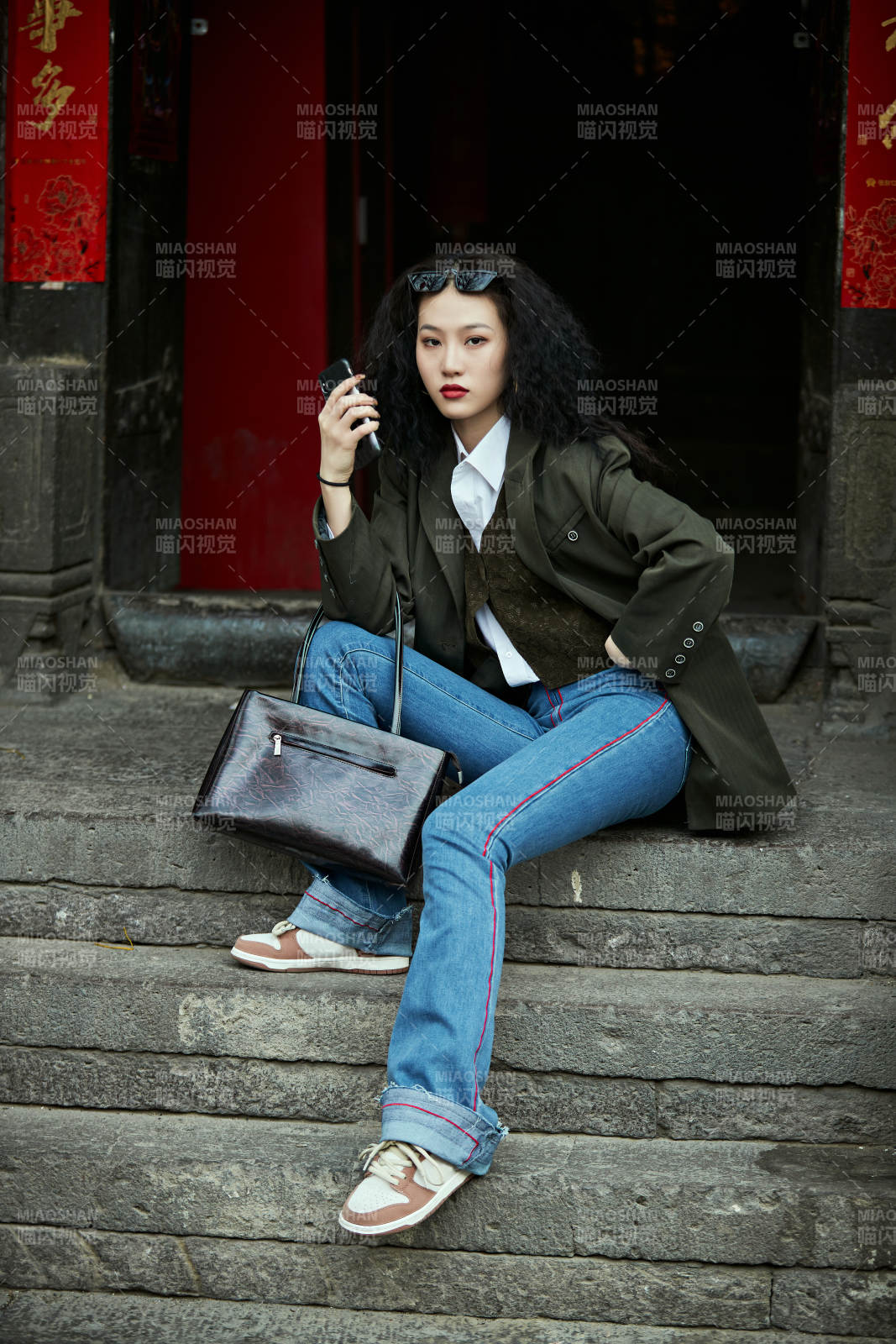 老旧城区里穿着复古港风的美丽清纯少女图片