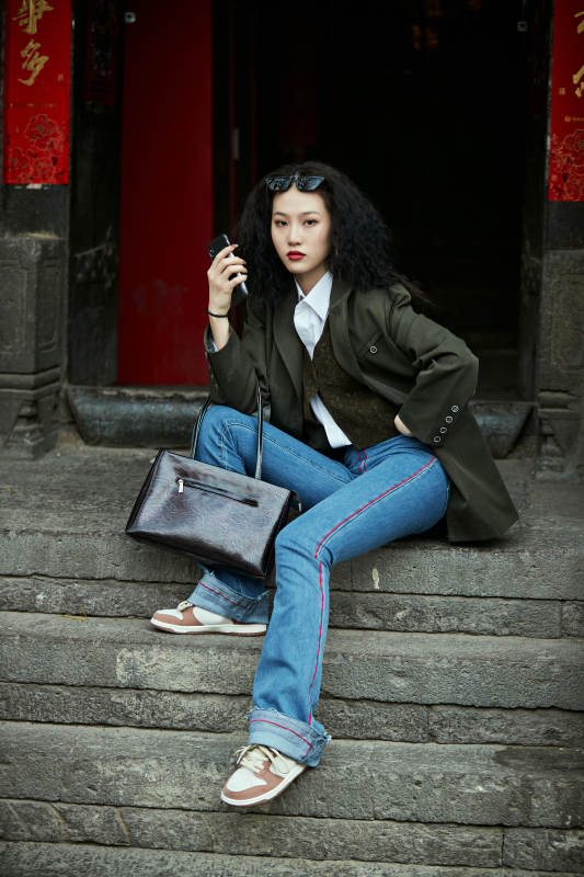 老旧城区里穿着复古港风的美丽清纯少女图片