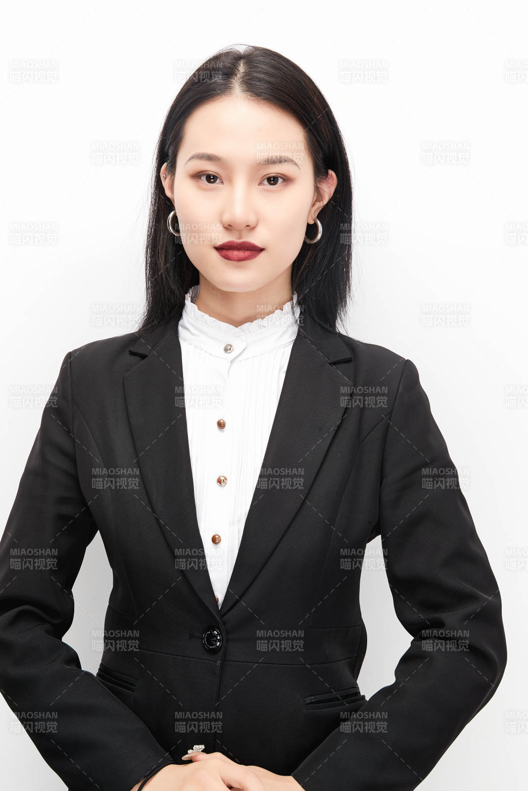 身穿西服拿着文件夹的美丽商务女士图片