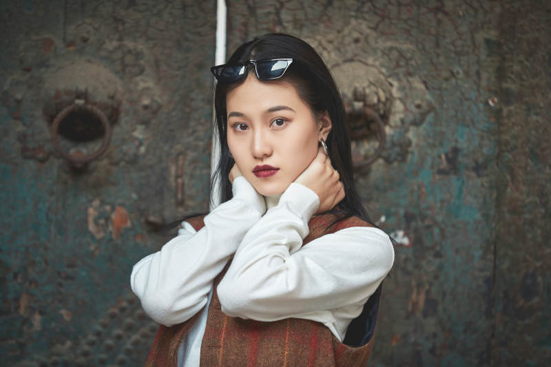 老旧城区里穿着复古港风的美丽清纯少女图片