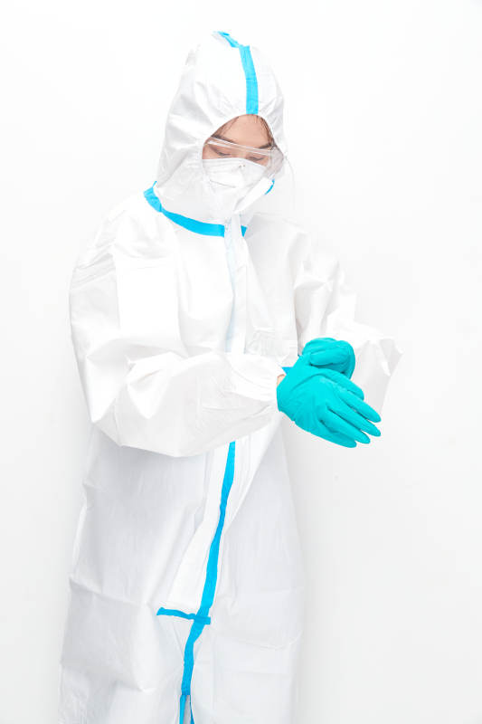 穿白色防护服佩戴护目镜口罩的女性医疗人员图片