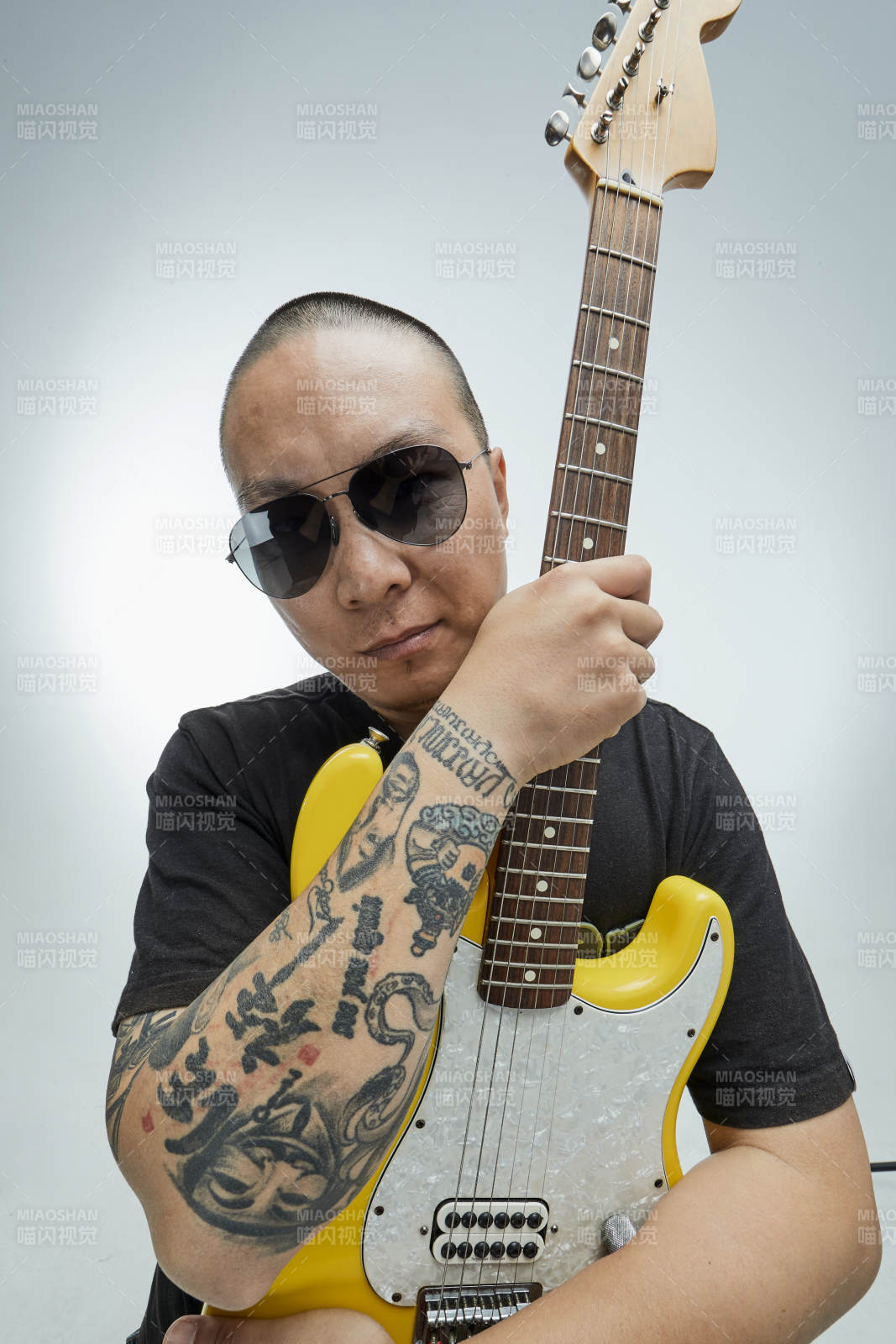 手持电吉他展示演奏的亚洲男性摇滚乐手人像图片