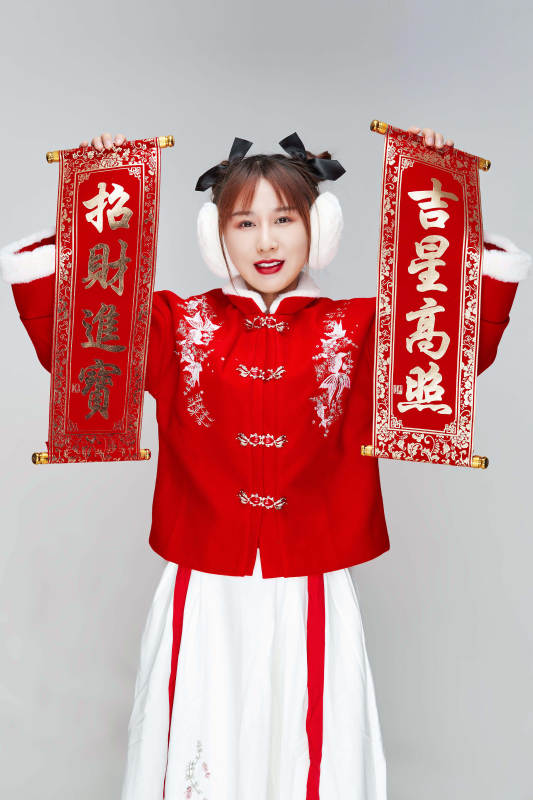 手持春联身穿喜庆汉服的可爱少女图片
