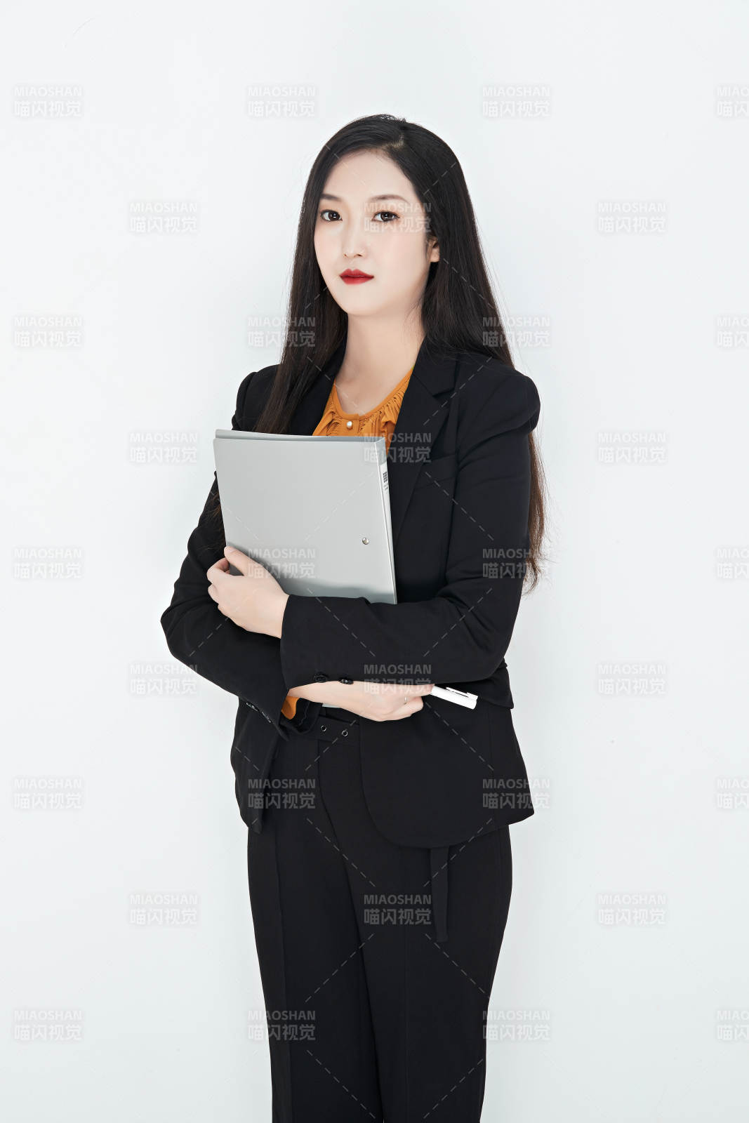 白色背景下的美丽商务女性肖像图片