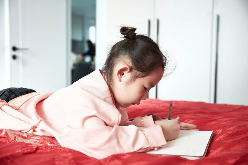 在家玩耍的亚洲小女孩图片