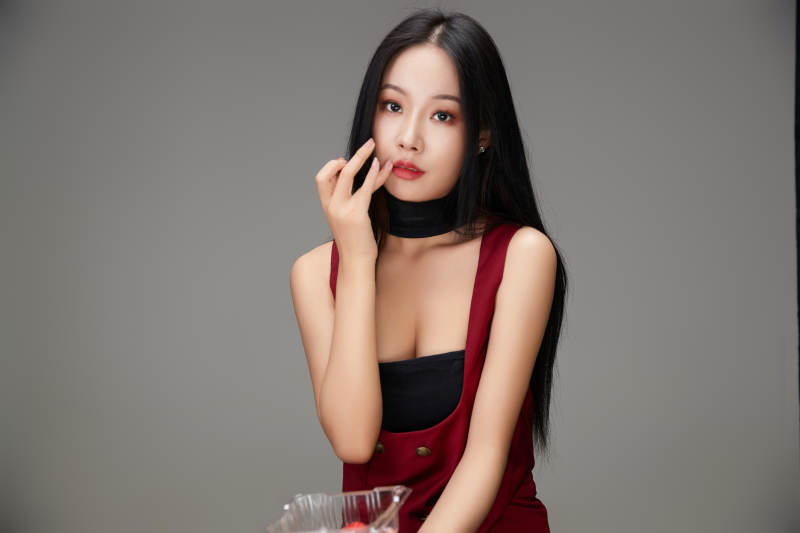 吃水果的亚洲东方长发少女图片