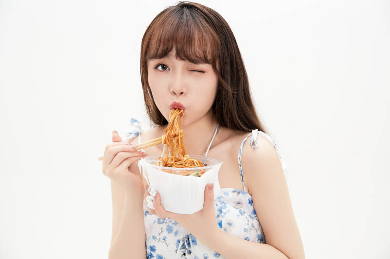 大吃特吃的亚洲可爱少女人像图片