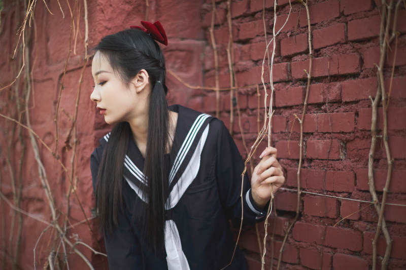 日系户外公园穿jk校服的少女图片