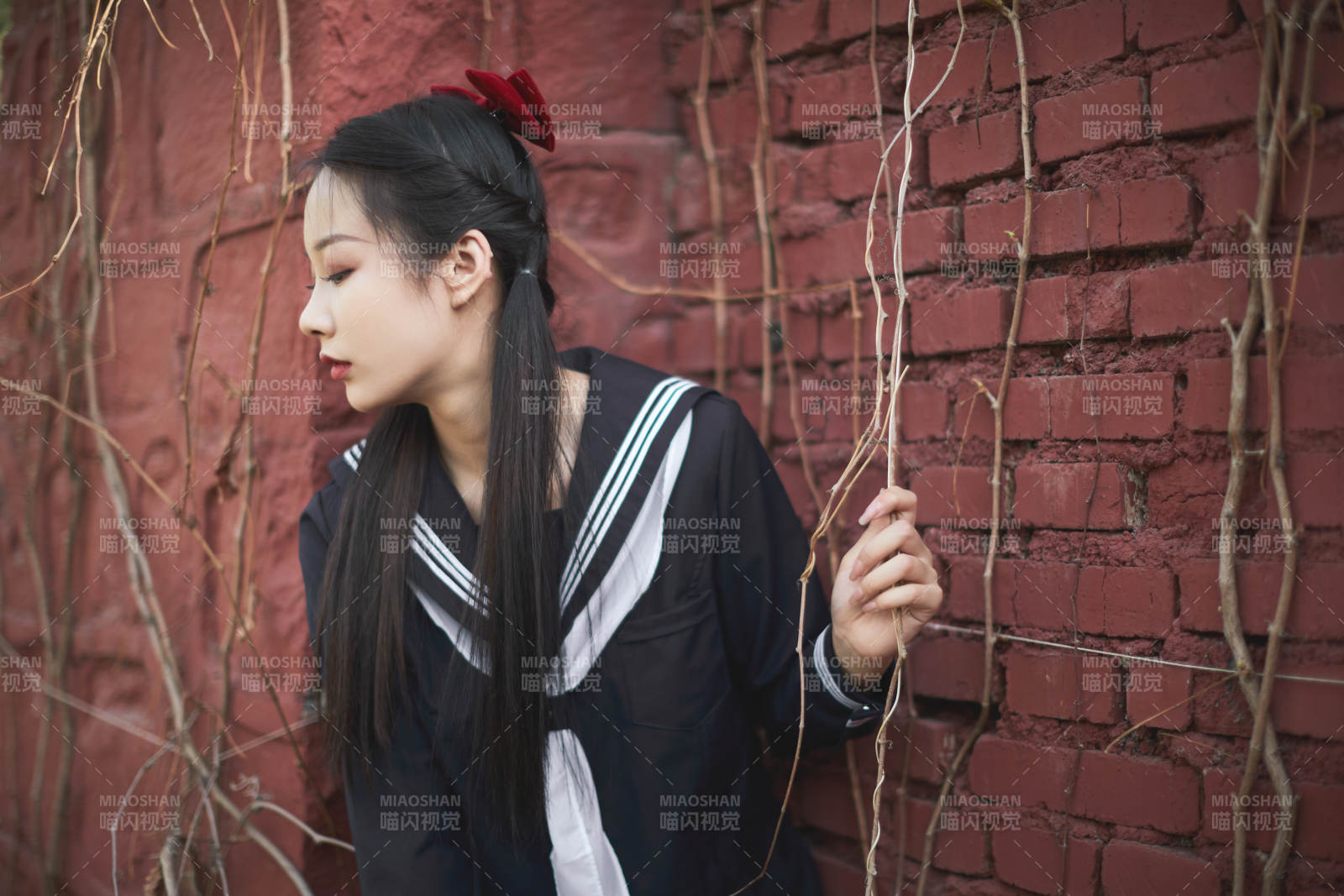 日系户外公园穿jk校服的少女图片