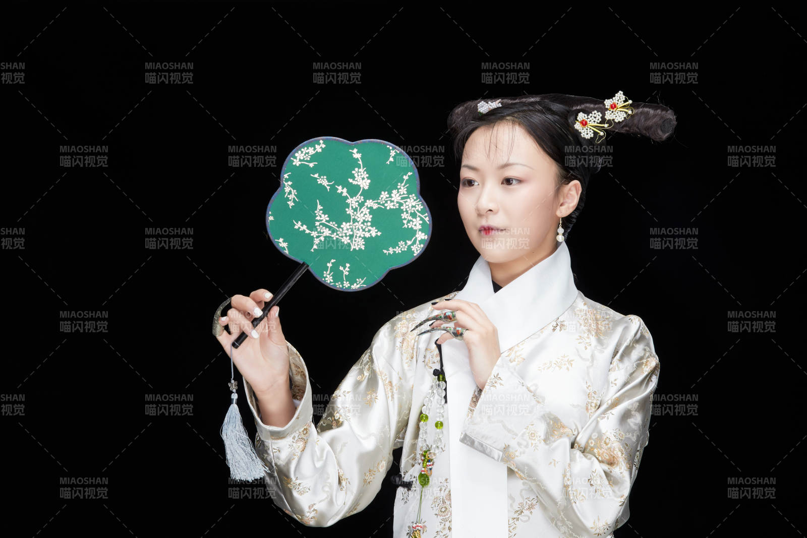 黑色背景下的清代女性古装造型清朝古装图片