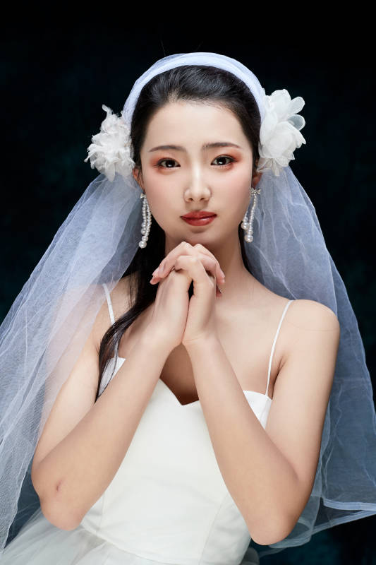 黑色背景下的女性复古婚纱妆面图片