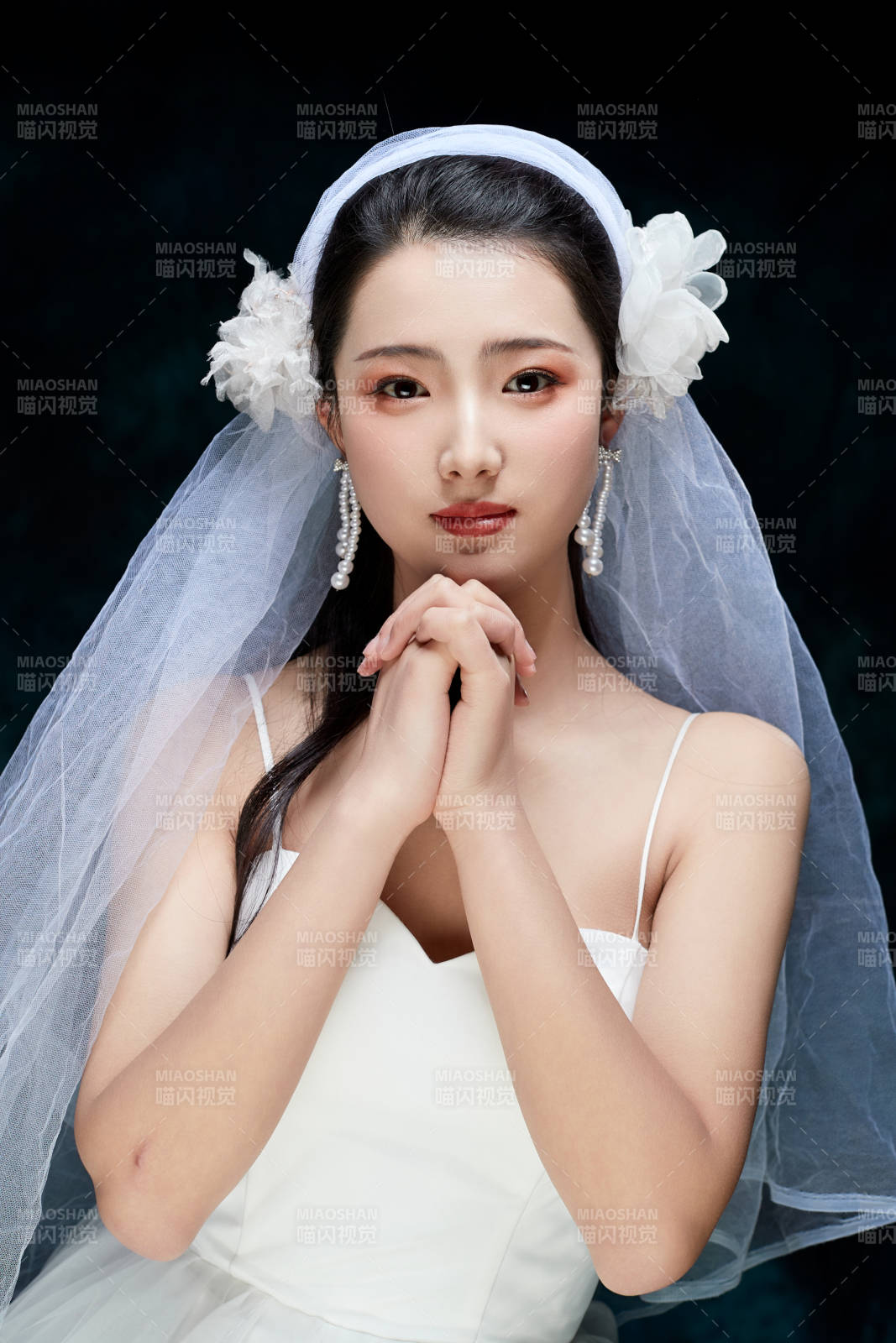 黑色背景下的女性复古婚纱妆面图片