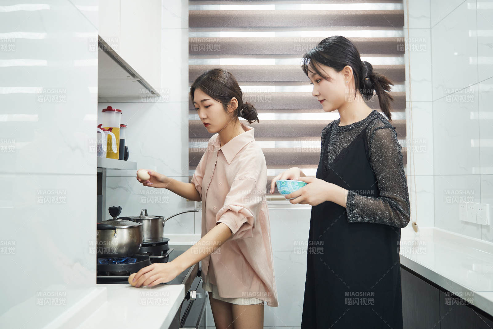 在厨房烹饪美食的亚洲闺蜜少女图片