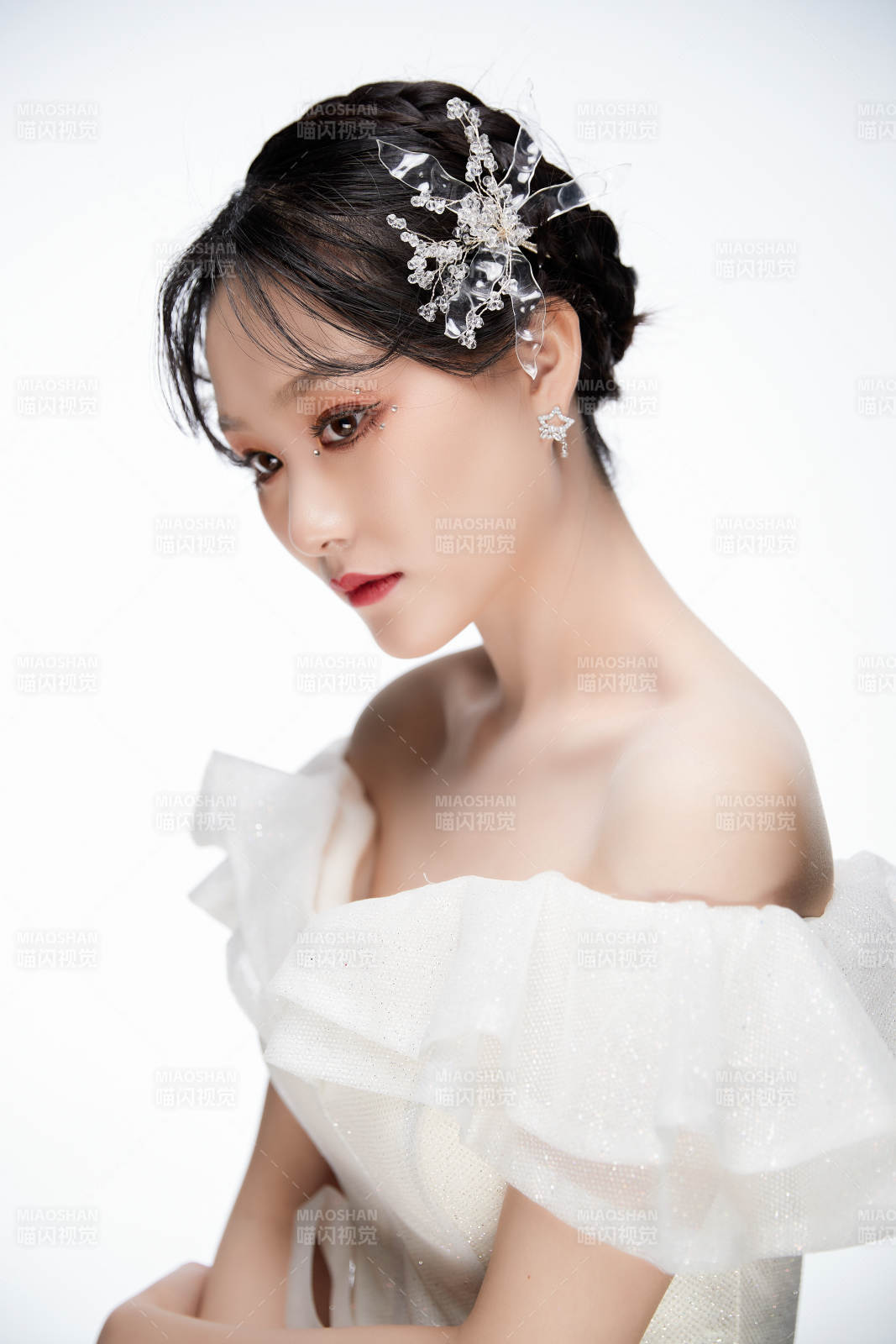 女性婚纱妆面图片