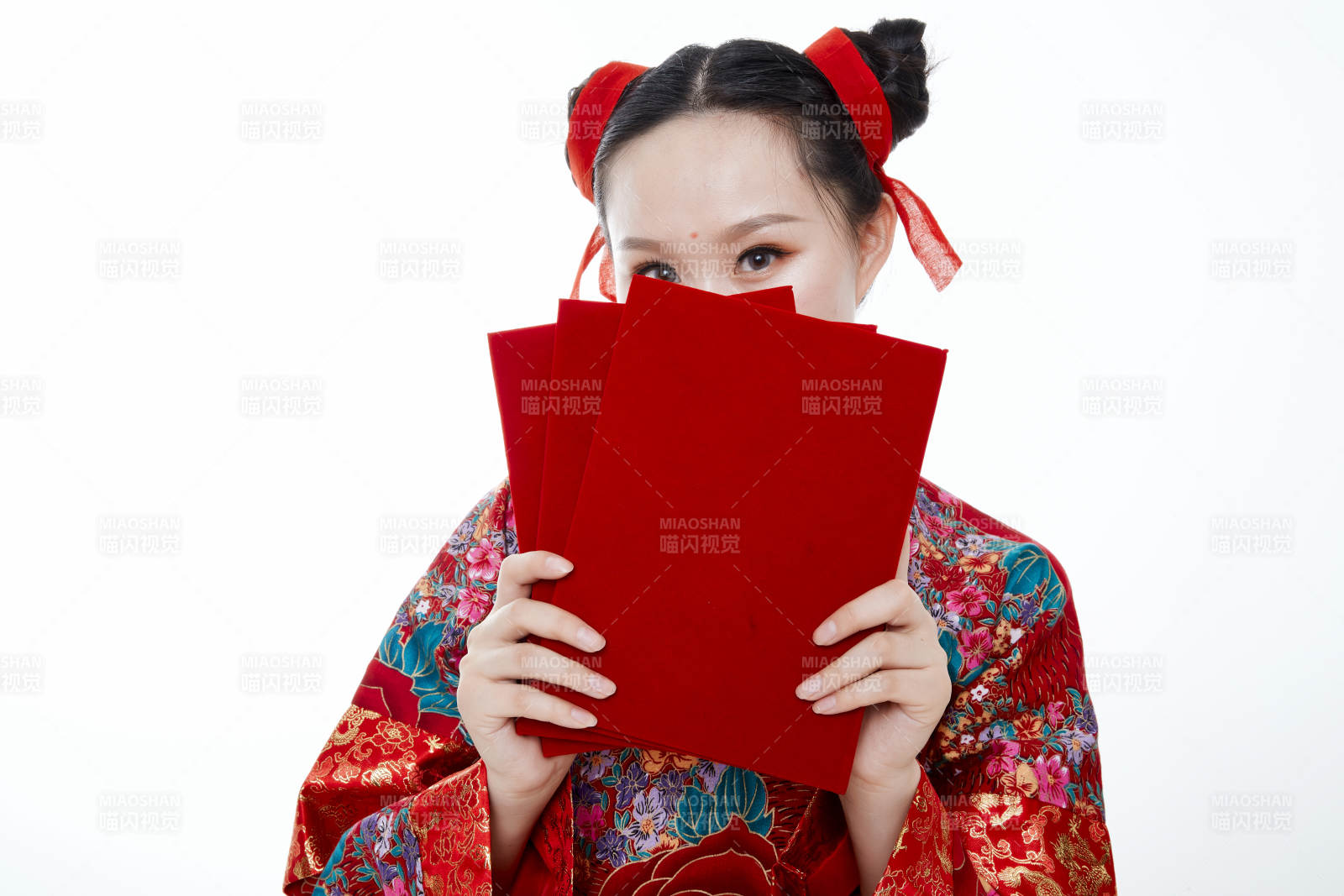 身穿中国传统服饰的青年女性图片