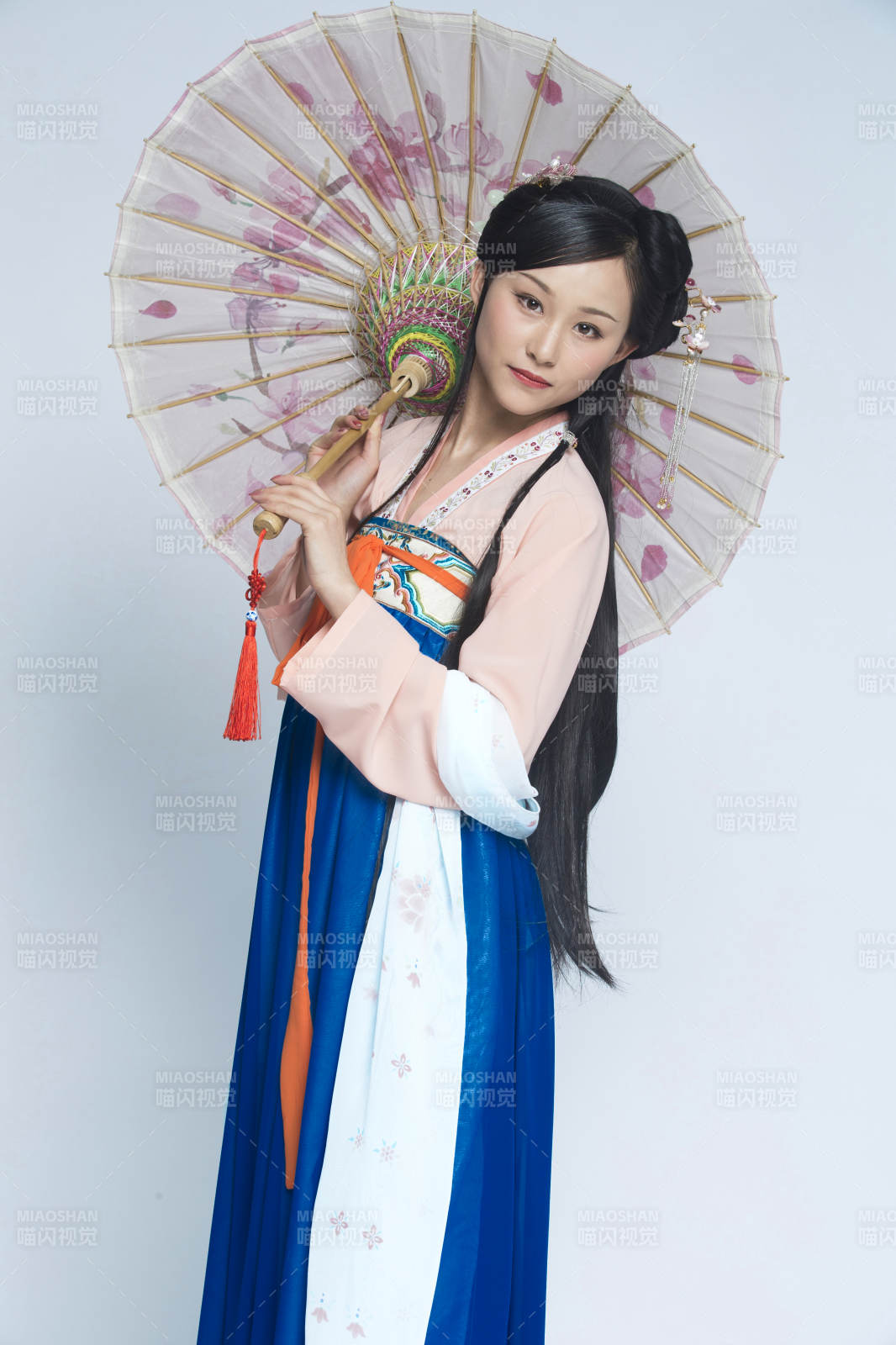 身穿古装的汉服女性人像汉服影棚拍摄图片