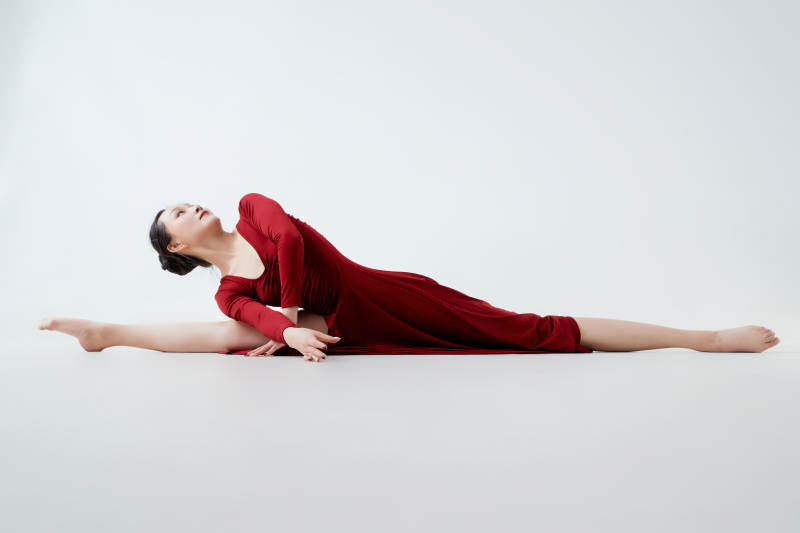 穿着红色长裙翩翩起舞的少女图片