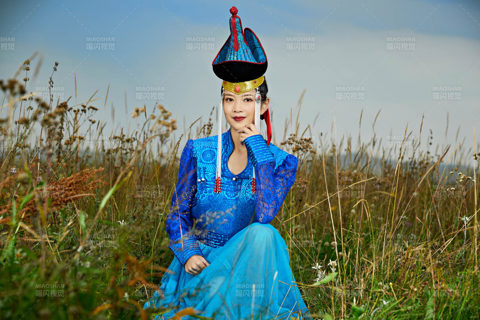 草原上身穿豪华蒙古族服饰的蒙族少女图片