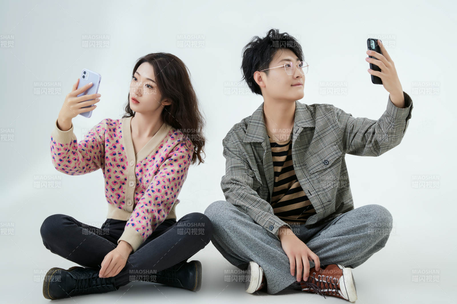 沉浸在网络恋爱世界的青年男女图片