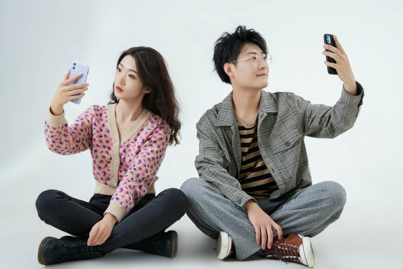 沉浸在网络恋爱世界的青年男女图片