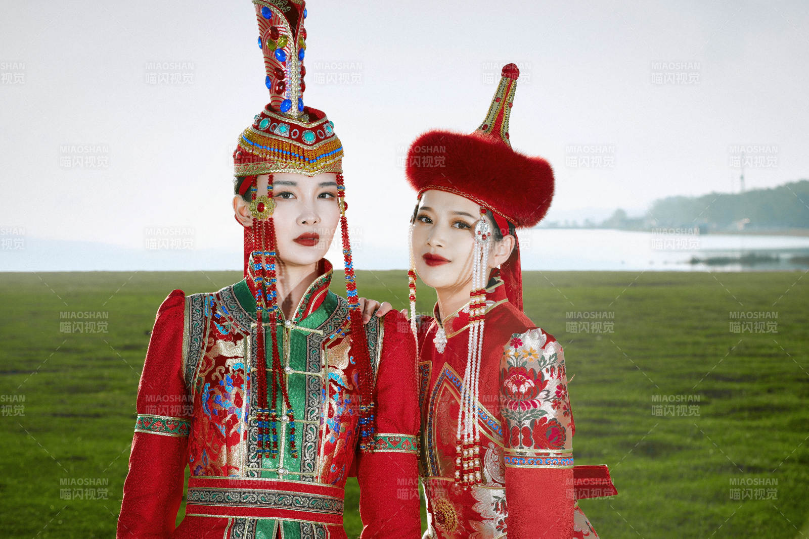 草原上穿着蒙古族传统服饰的亚洲年轻美少女图片