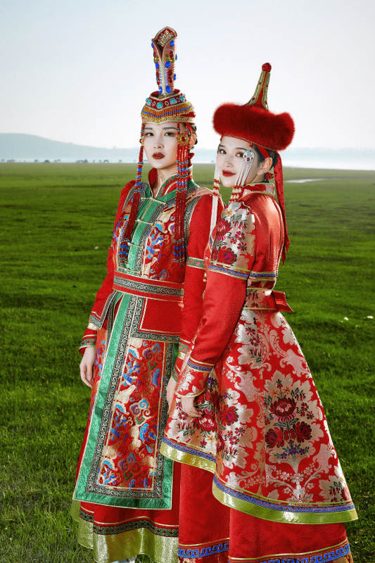 草原上穿着蒙古族传统服饰的亚洲年轻美少女图片